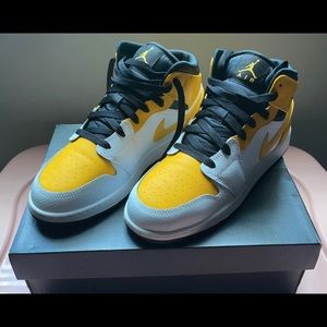 Jordan 1 Mid GS sz 7 *University Gold*
